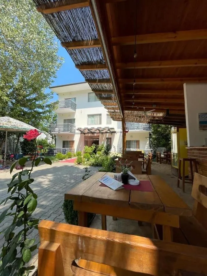 Aparthotel Vila Tufi Velipojë 3*,